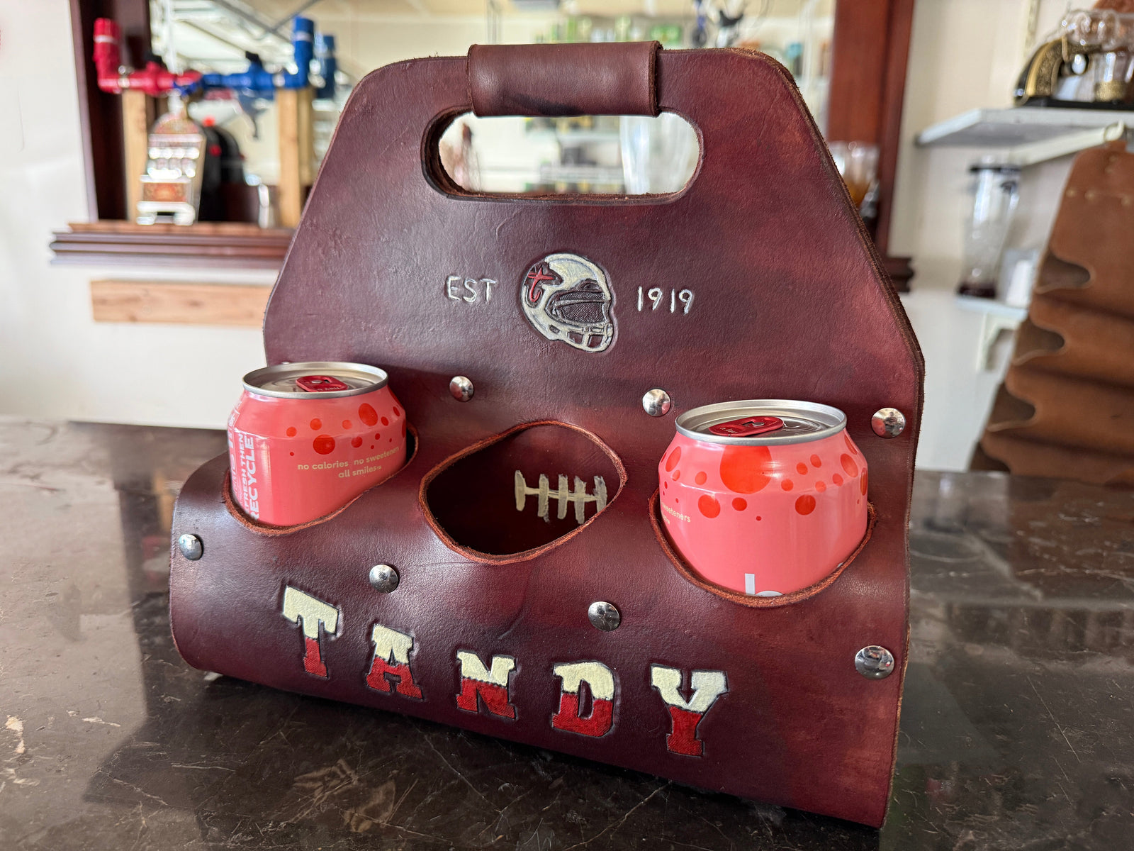 Fabriquez votre propre porte-bouteille en cuir pour six bouteilles 