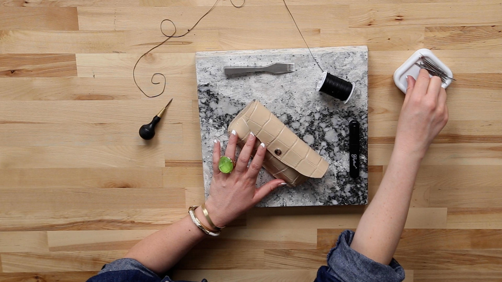 Cómo elegir el tamaño de hilo y aguja adecuado para coser cuero a mano