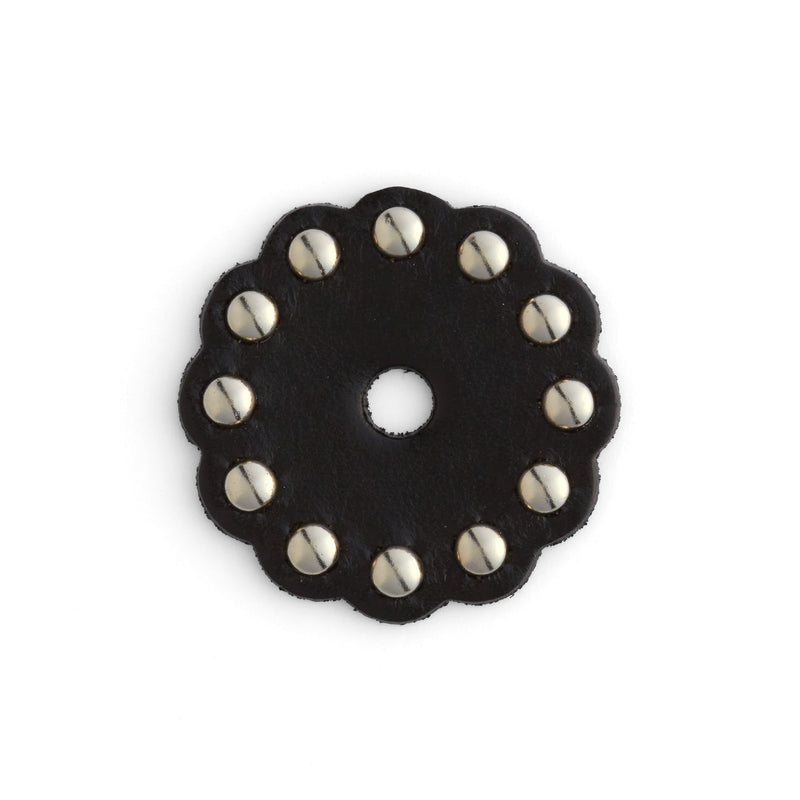 Conchos de cuero negro festoneado