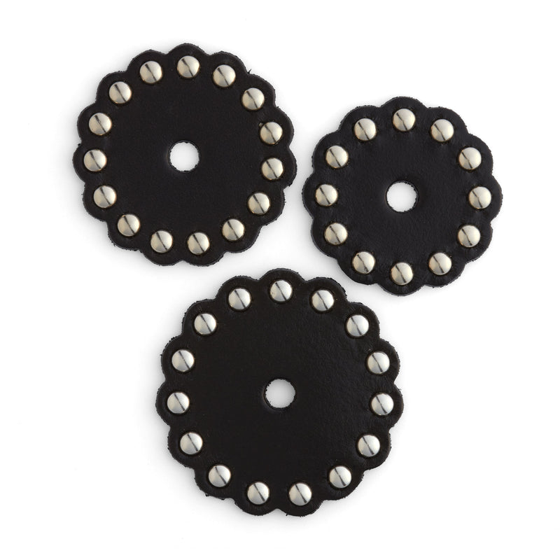 Conchos de cuero negro festoneado