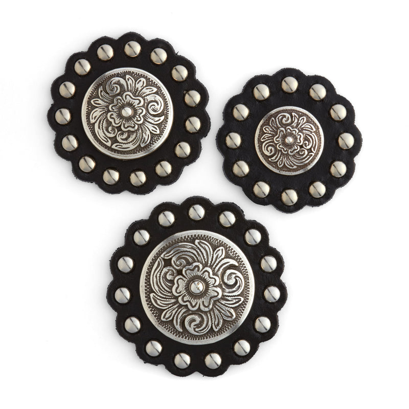 Conchos de cuero negro festoneado