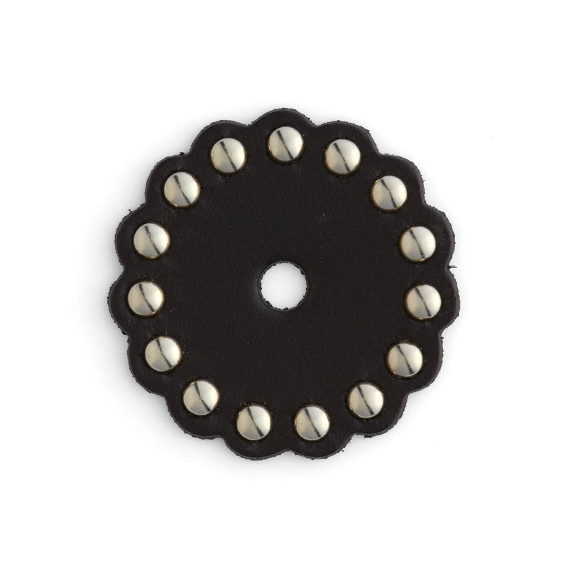 Conchos de cuero negro festoneado