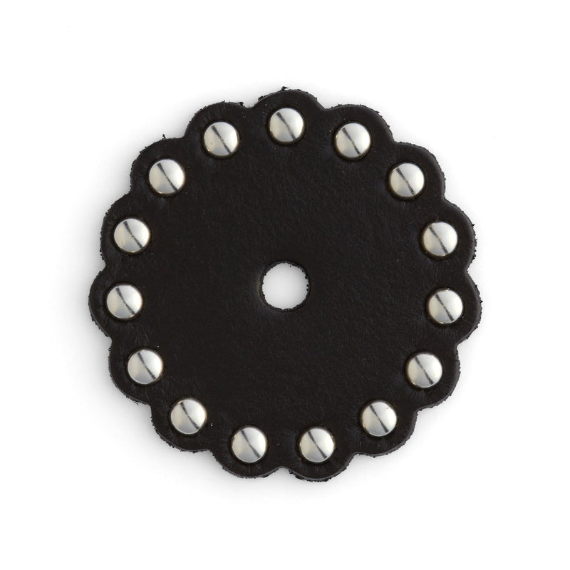 Conchos de cuero negro festoneado