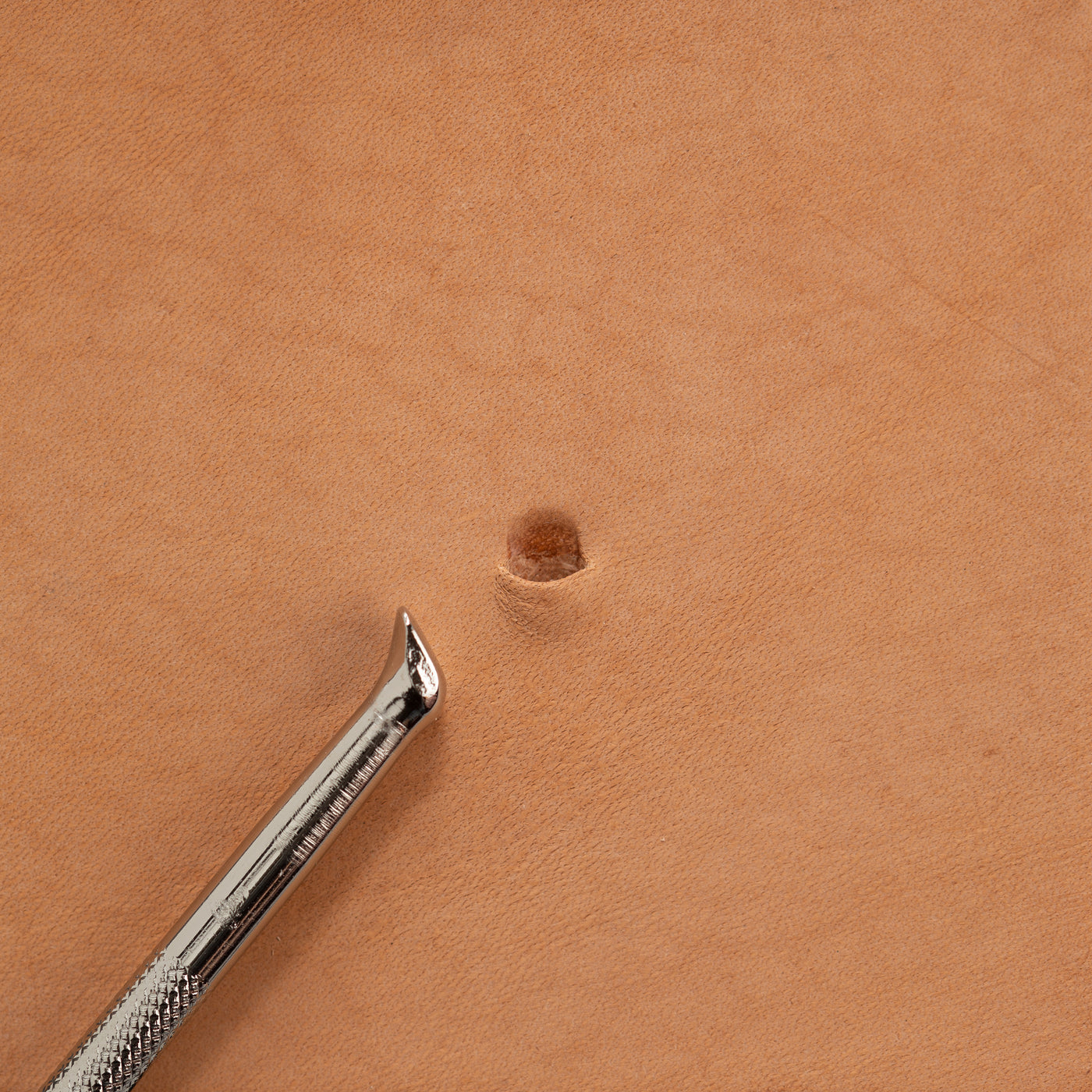 Craftool® Undercut Lifter Stamp — Tandy Leather, Inc.